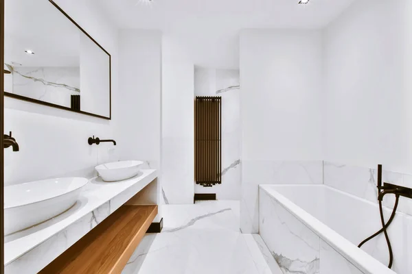 Banheiro elegante com piso de mármore — Fotografia de Stock
