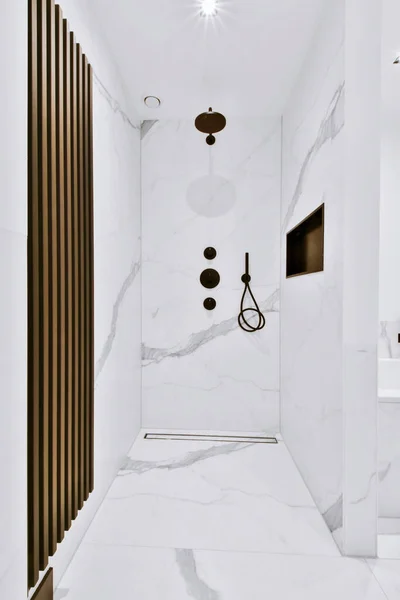 Elegante cabina de ducha con suelo de mármol —  Fotos de Stock