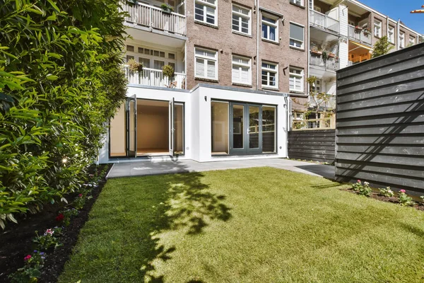 Stijlvolle binnenplaats van het huis met een fris gazon — Stockfoto