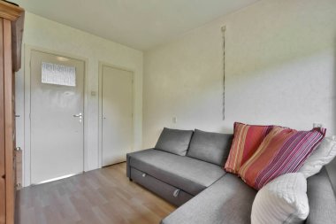 Kanepeli mini oturma odası.