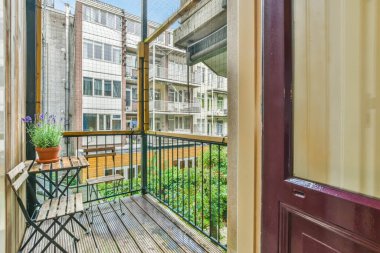 Konforlu, modern bir balkonun içi.