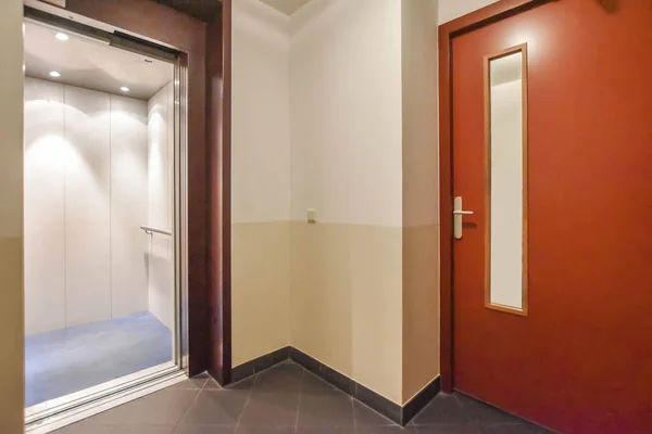 Apartamento lobby com piso em azulejo — Fotografia de Stock
