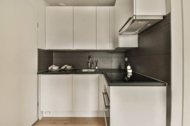 Küçük, minimalist bir mutfak.