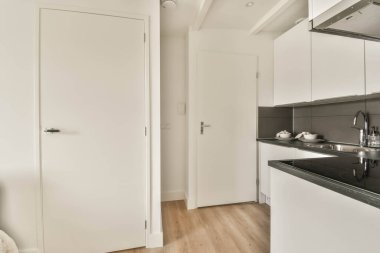 Küçük, minimalist bir mutfak.