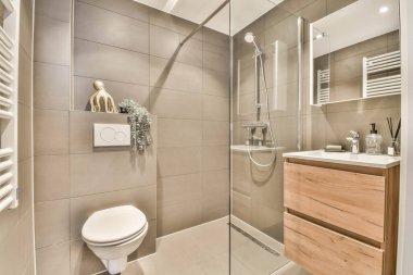 Yeni bir evde, samimi bir banyonun içinde.