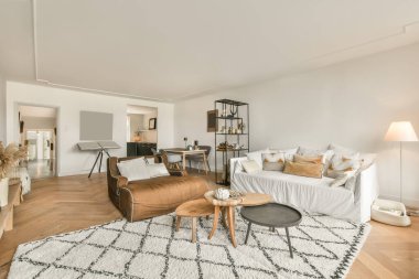 Parlak renklerde geniş bir oturma odası.