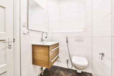 Kar beyazı döşemeleri olan güzel bir banyo.