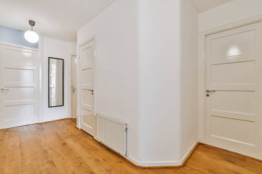 Beyaz duvarları olan güzel bir koridor