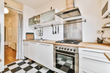 Siyah beyaz döşemeleri olan güzel bir mutfak.