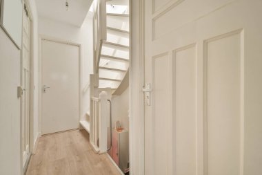 Modern beyaz dekore edilmiş bir evde dar koridor.