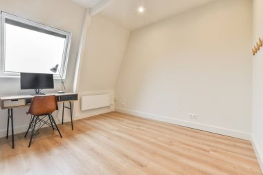 Geniş, boş, parlak bir işyeri