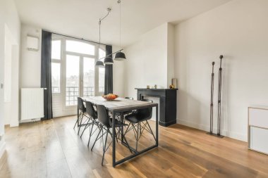 Açık tasarımı olan yemek odası.