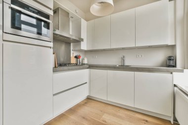 Küçük, rahat bir mutfak tasarımı.