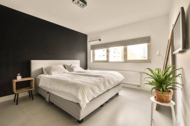 Büyük yataklı bir yatak odası.