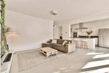 Parlak, rahat bir oturma odasının içinde.