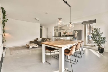 Parlak, rahat bir oturma odasının içinde.