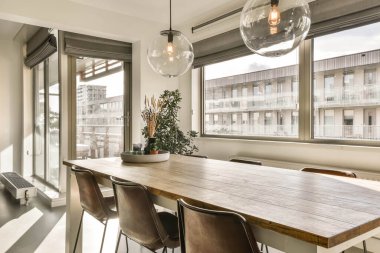 Modern bir evde rahat bir yemek alanı.