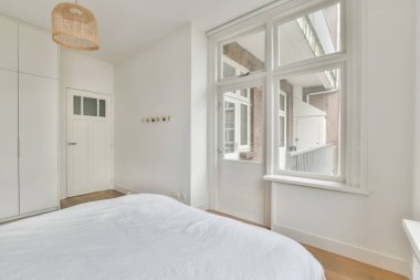 Balkona erişimi olan bir yatak odasının içi.