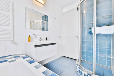 Mavi döşemeli muhteşem bir banyo.