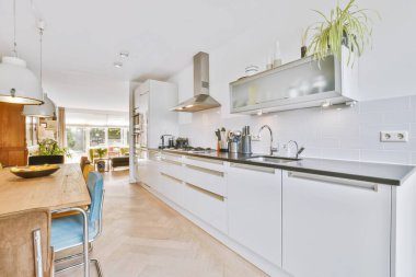 Muhteşem büyük bir mutfak ve yemek odası.