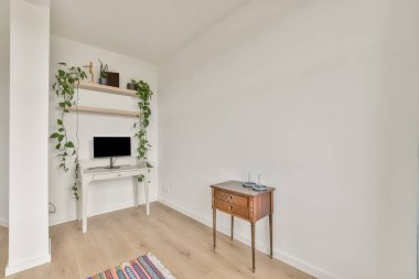 Masanın üzerinde monitör olan küçük bir yer.