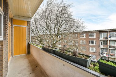 Saksıları olan küçük bir balkon.