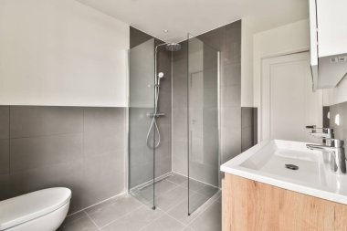 Gri duvarlı modern banyo