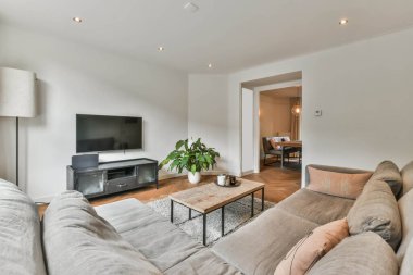 Yemek alanının yanındaki ferah oturma odası.