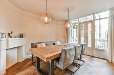 Açık tasarımı olan yemek odası.