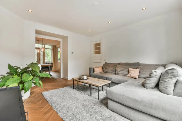 Yemek alanının yanındaki ferah oturma odası.