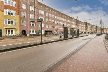 Uzun tuğlalı bir evin ön görüntüsü