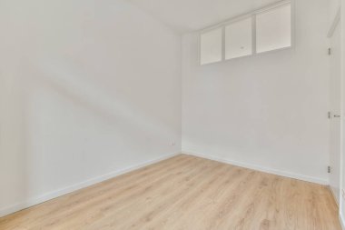 Beyazlı küçük bir odanın içi