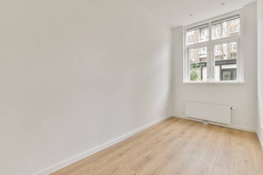 Beyazlı küçük bir odanın içi