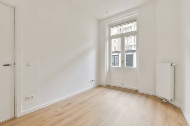 Beyazlı küçük bir odanın içi