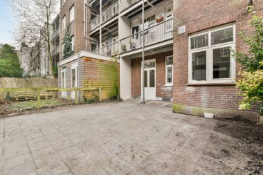 Döşemesi döşemeli küçük bir avlu.