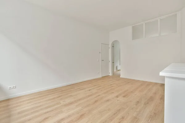 Beyazlı küçük bir odanın içi — Stok fotoğraf