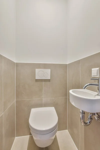 Интерьер ванной комнаты покрыт бежевой плиткой — стоковое фото