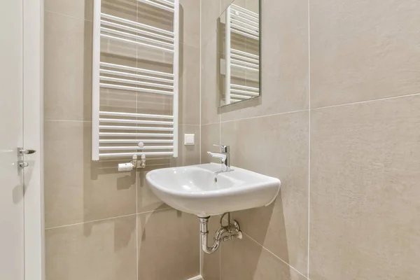 El interior del cuarto de baño está cubierto con azulejos beige — Foto de Stock