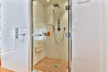 Modern bir evde pahalı bir duş kabini.