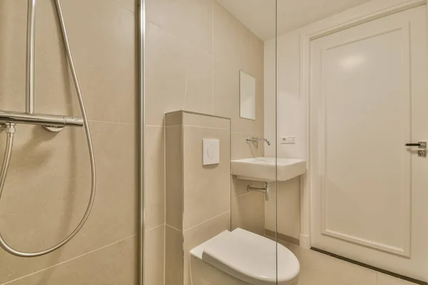 Moderní koupelna s rohový sprchový kout — Stock fotografie