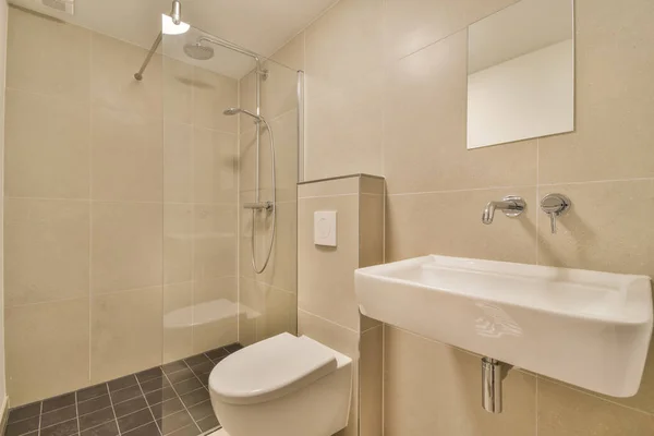 Modernes Badezimmer mit Eckdusche — Stockfoto