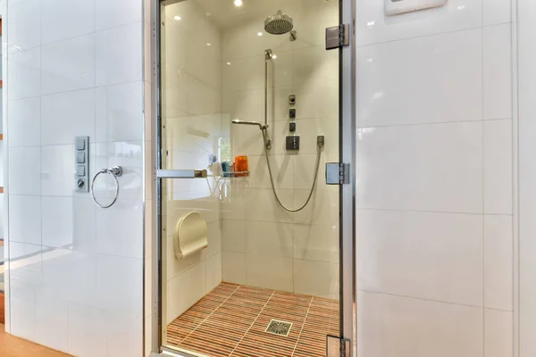 Cabina de ducha costosa en una casa moderna — Foto de Stock