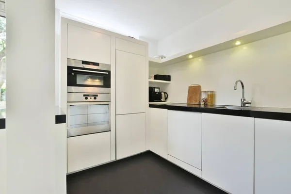 Cucina bianca con finitura lucida — Foto Stock