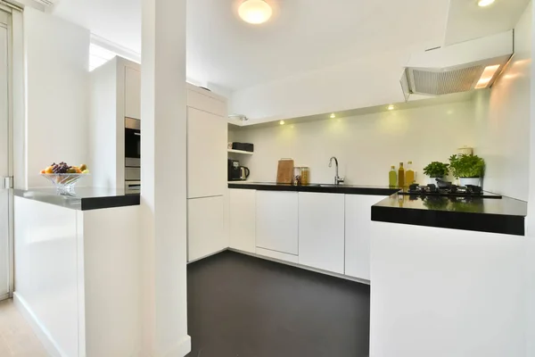 Cozinha branca com acabamento brilhante — Fotografia de Stock