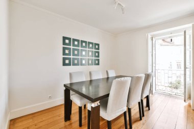 Yemek odasının şatafatlı tasarımı, siyah ahşap bir masa.