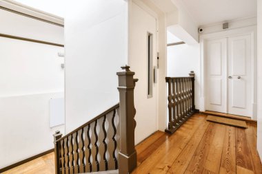 Küçük merdivenli lüks koridor tasarımı