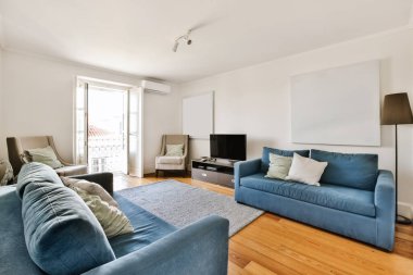 Mavi kanepeli lüks oturma odası tasarımı.