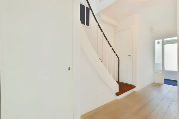 Wąski pokój ze schodami — Zdjęcie stockowe