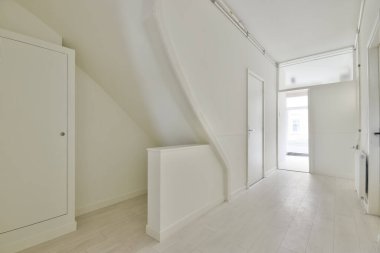 Uzun geniş bir koridor.