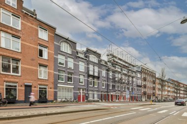 Mor renkli tuğlalı evler.